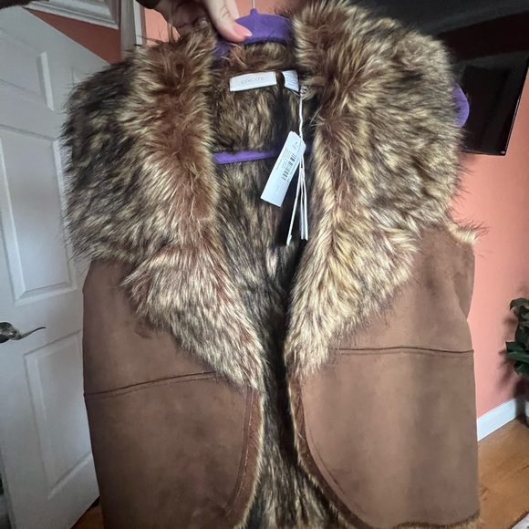 Beautiful Lux suedes/ fur vest - Picture 4 of 5